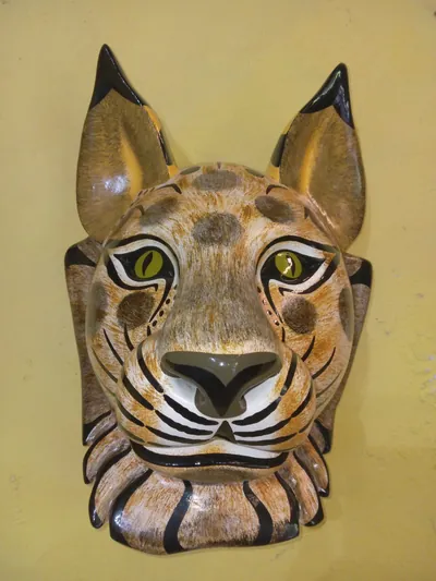 Máscara de lince realista con orejas de punta negra, ojos verdes y gorguera rayada
