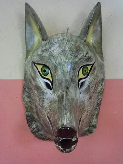 Máscara de lobo gris de estilo realista con ojos amarillo verdoso y boca abierta