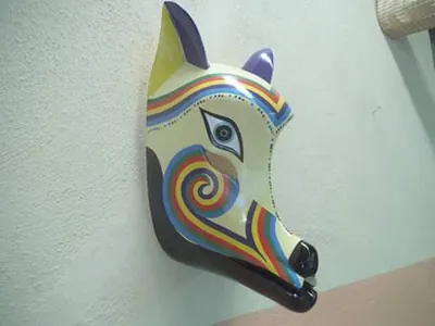 Perfil de máscara de coyote crema con espirales de arcoíris y orejas amarilla y morada