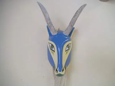 Máscara de chivo azul y crema con cuernos largos grises y barba blanca