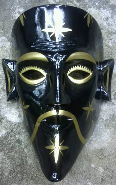 Máscara de rostro negro brillante con estrellas, cejas y bigote dorados