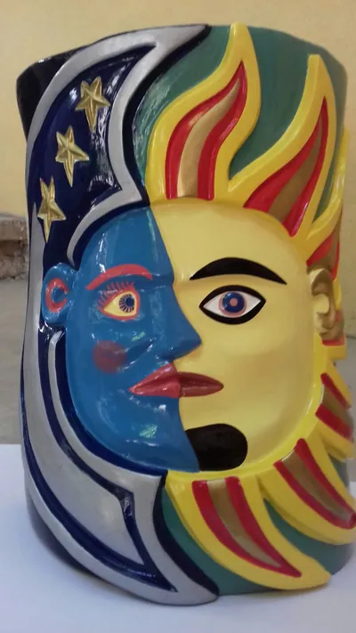 Máscara de sol y luna: luna azul de perfil con estrellas doradas junto a un sol amarillo con rayos