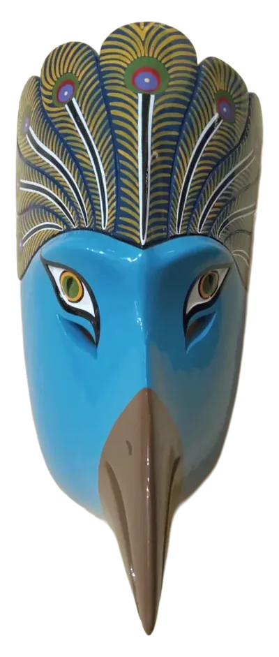 Máscara de ave de rostro azul celeste, pico largo café y penacho con plumas de pavo real