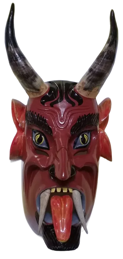 Máscara de diablo rojo oscuro con cuernos largos, orejas puntiagudas, colmillos y lengua roja de fuera
