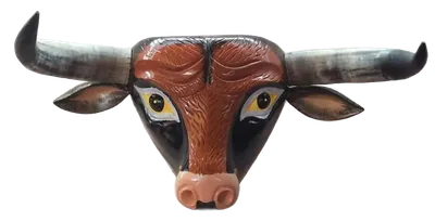 Máscara de toro café rojizo con pelo tallado, ojos amarillos, cuernos grises y hocico rosado