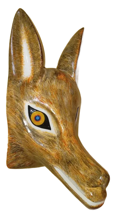 Máscara de lobo de estilo realista con pelaje ocre y café a pinceladas, orejas altas y ojo ámbar, vista de tres cuartos