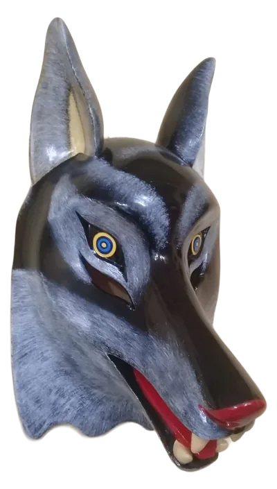 Máscara de lobo gris y negro con orejas puntiagudas, ojos azules y amarillos y hocico abierto con colmillos