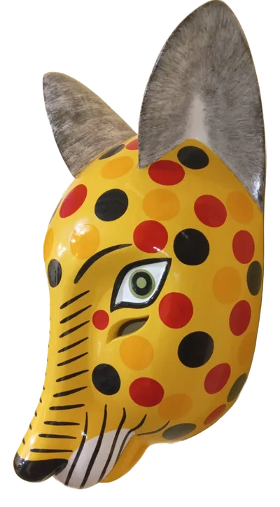 Máscara de ocelote amarillo con lunares rojos, negros y anaranjados, orejas grises y hocico largo, vista de perfil