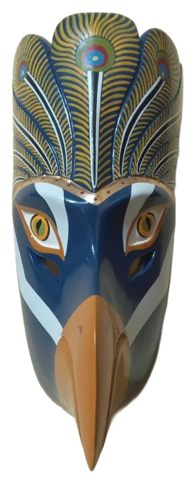 Máscara de ave azul con pico anaranjado y copete de plumas amarillas y azules con ojos de pavo real