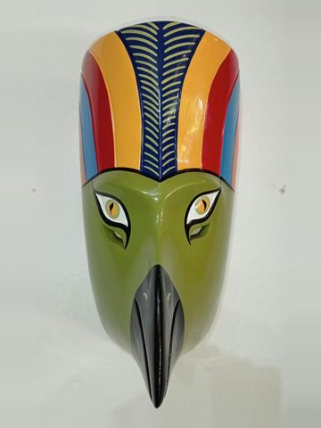 Máscara de guacamaya verde con pico negro largo y copete de franjas roja, amarilla, azul y azul marino